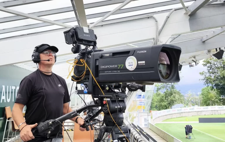 Kamera a kameraman FTJ VIDEO zachycují živou akci